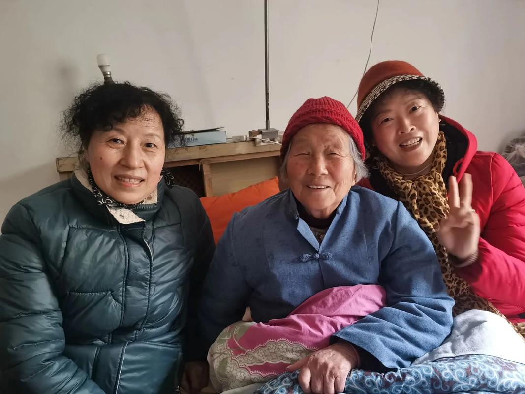 2025新澳门精准正版图库和养3弟妹女生遭堵门与女孩不堪养活三弟妹压力轻生续