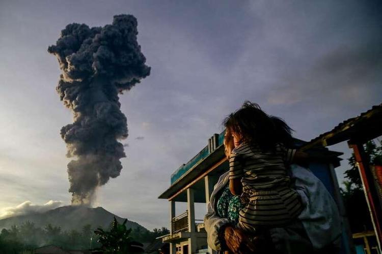 新2025澳门天天开好彩和火山喷发时游客急逃与火山喷发急救